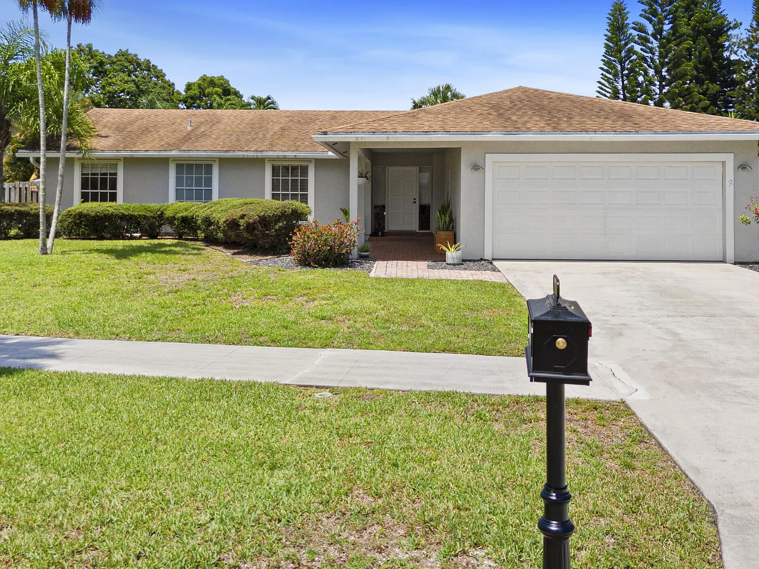 3 bed, 2.0 bath, 1902 sqft, $4,900 — Photo 4