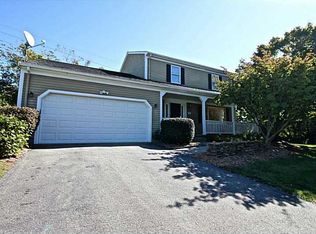37 Hilltop Dr, Portsmouth, RI 02871