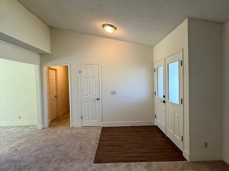 1406 Oak Knoll Rd — Photo 3