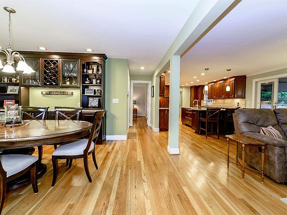 4th image of 735 Brookhill Dr