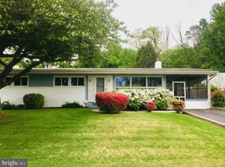 214 Robin Hood Ln, Aston, PA 19014