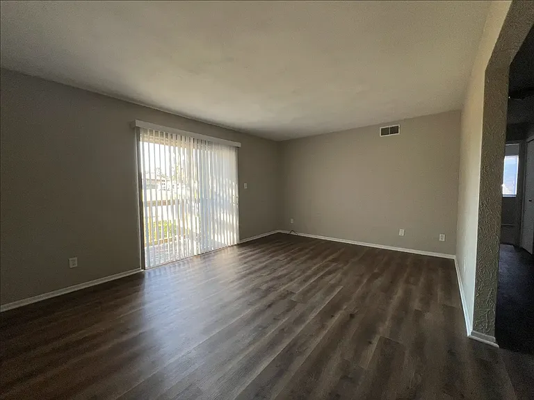 504-524 S Sweetbriar Dr — Photo 6