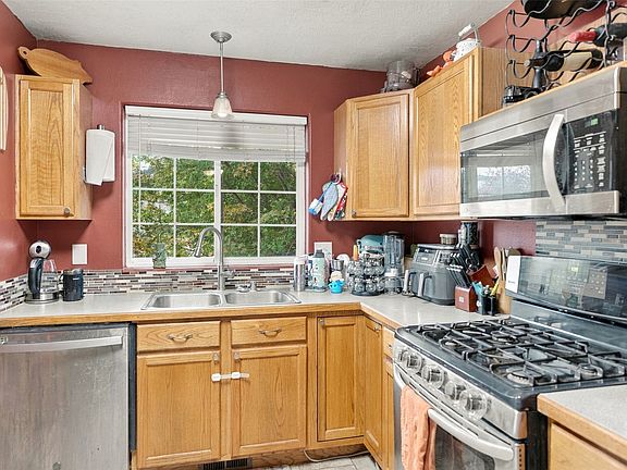 4th image of 213 Lake Side Dr