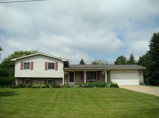 13290 Firestone Dr, Fenton, MI 48430
