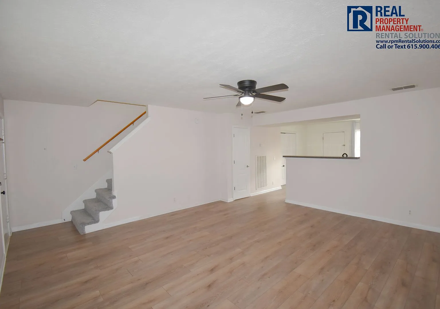 Great 2BD 2.5BA end unit townhome, lawncare & garbage included! — Photo 3