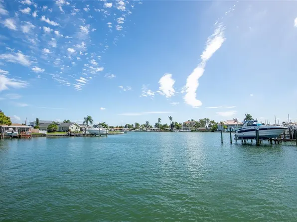 11655 3rd St E APT 17, Treasure Island, FL 33706