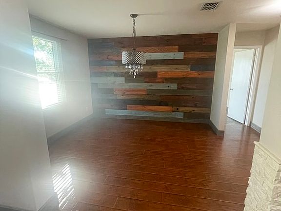 3rd image of 3018 Meadow Bluff Dr