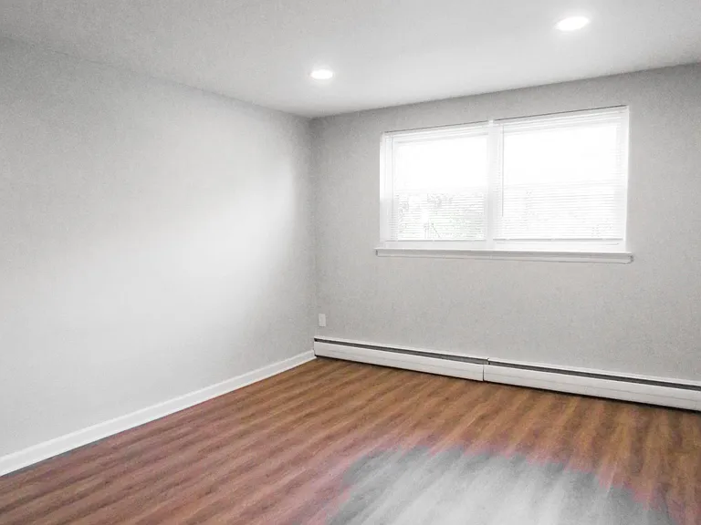1240 E Washington Ln — Photo 21