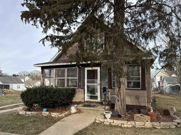 818 E Illinois St, Freeport, IL 61032