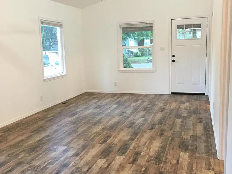1702 Dickinson Ave NW — Photo 2