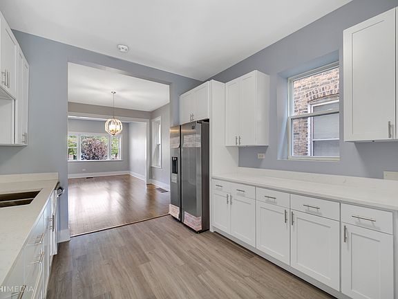 3rd image of 4322 N Milwaukee Ave