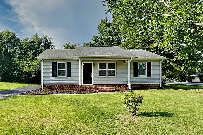 2215 Medlin Ct — Photo 1