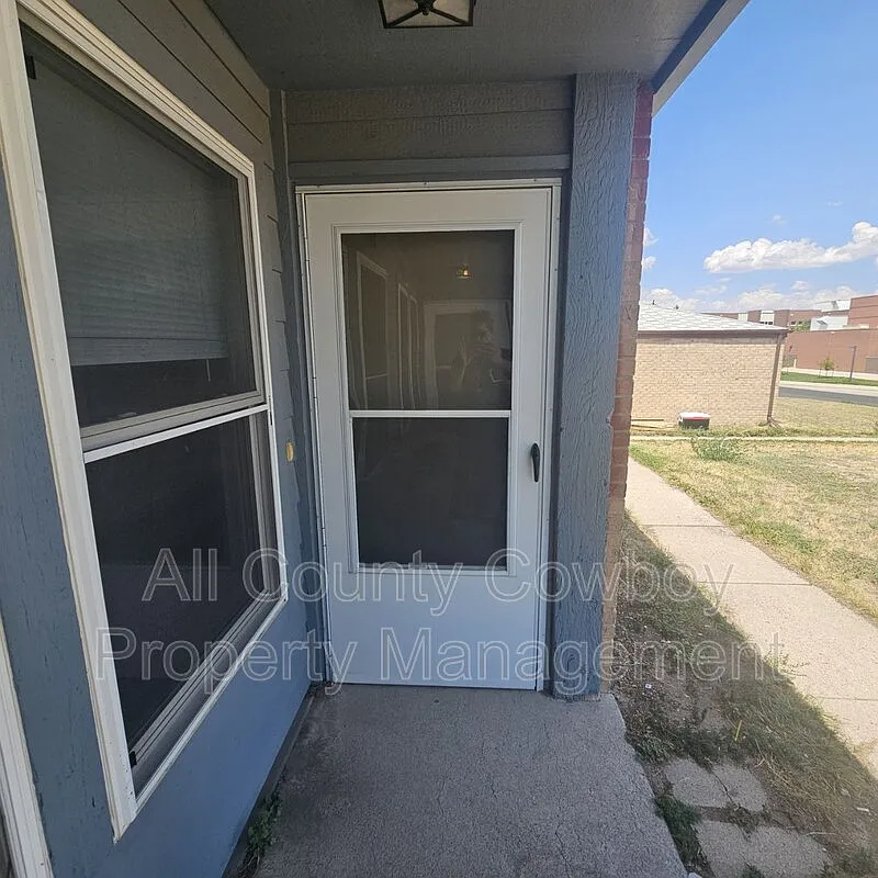 2 bed, 1.0 bath, 900 sqft, $1,100 — Photo 3
