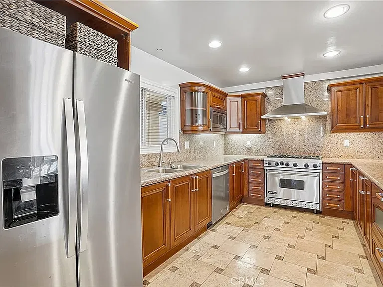 3 bed, 2.5 bath, 1645 sqft, $4,990 — Photo 3