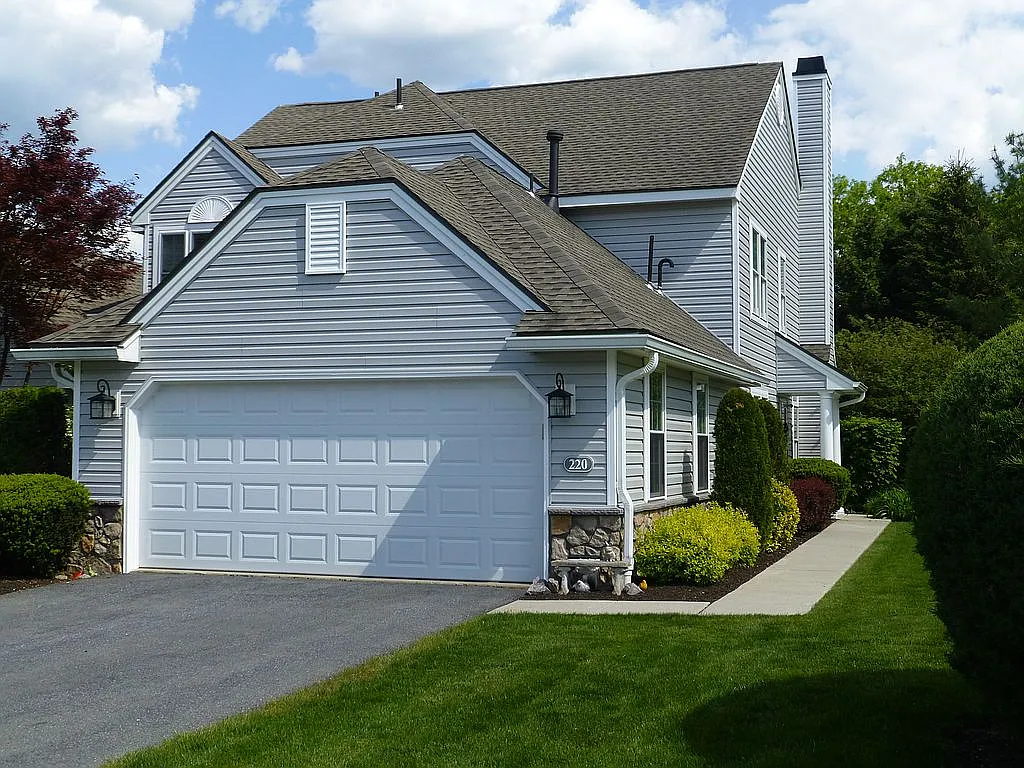 220 Hawthorne Ct N photo 1