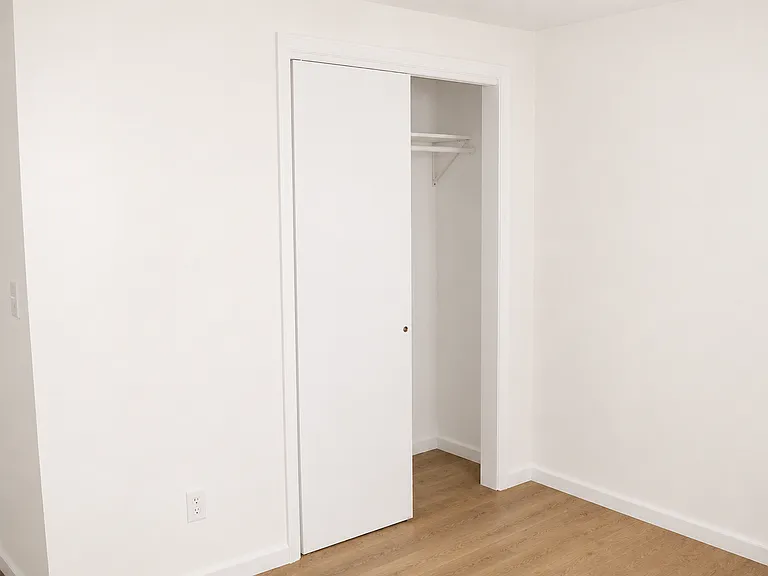 Bright & Spacious 2-Bedroom Residence Across from Berkeley Park — Photo 17