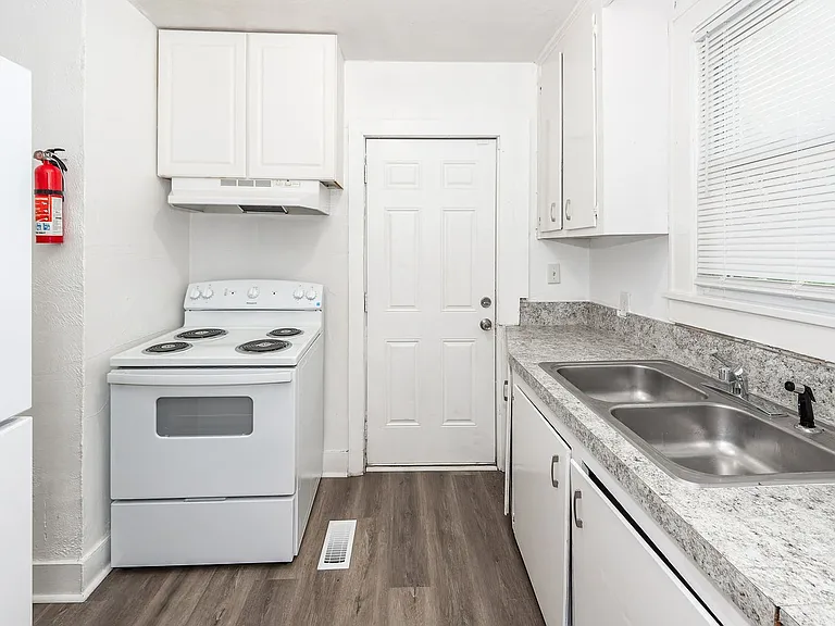 2620 Woodlawn Ave — Photo 14