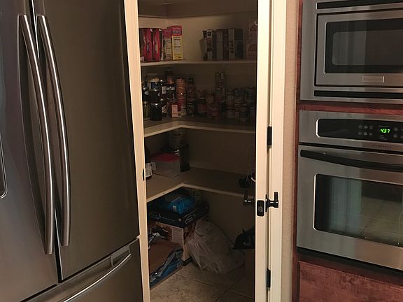 3rd image of 6 Hillington Cir