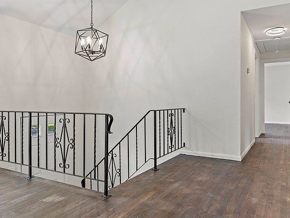 3rd image of 12 Barrows Ct