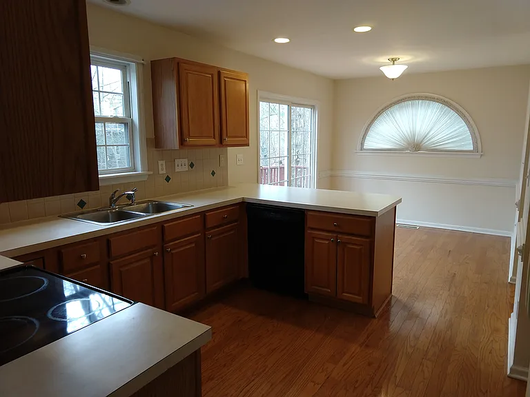 136 Trafalgar Ln — Photo 7