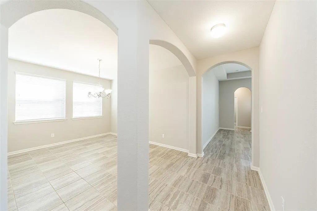 4 bed, 2.5 bath, 2402 sqft, $2,450 — Photo 4