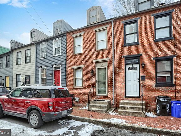 2nd image of 924 Grand St