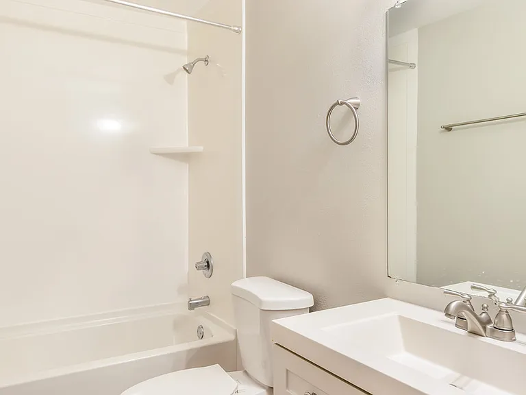 2310 E Webster Pl #201 — Photo 8