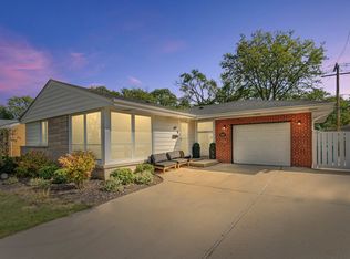 392 E Huntington Ln, Elmhurst, IL 60126