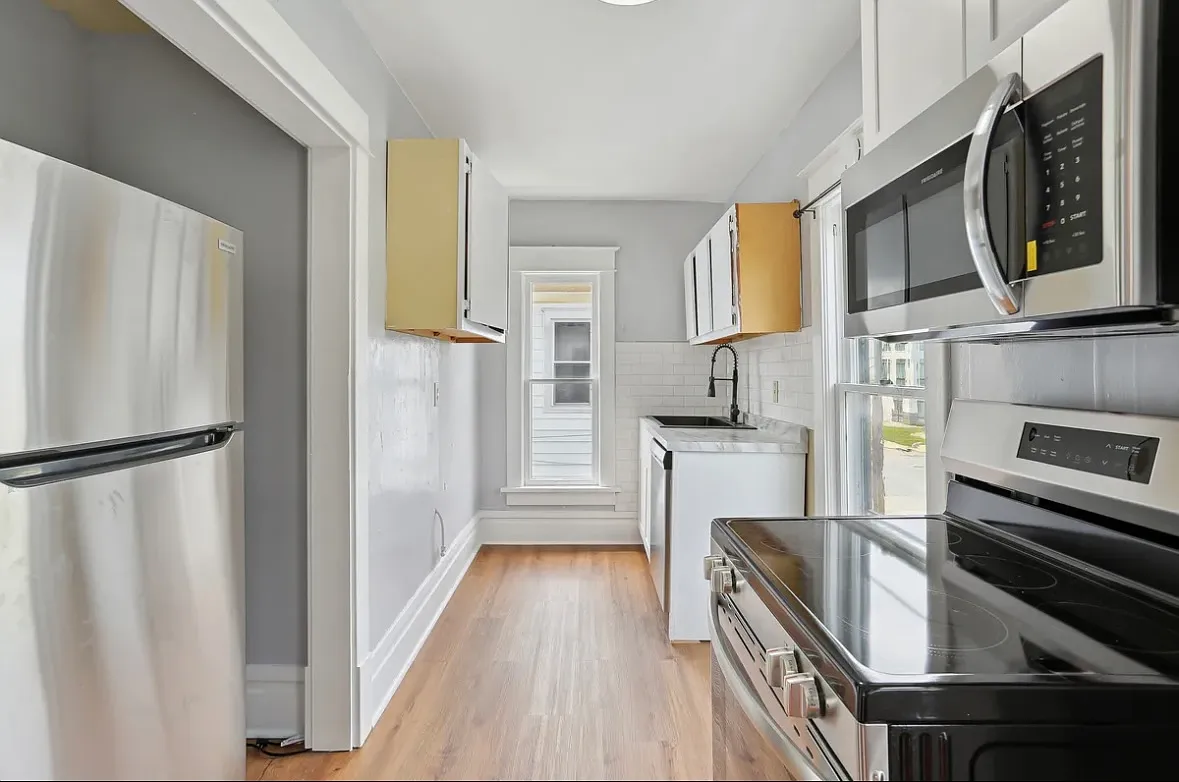 2 bed, 900 sqft, $1,500 — Photo 2