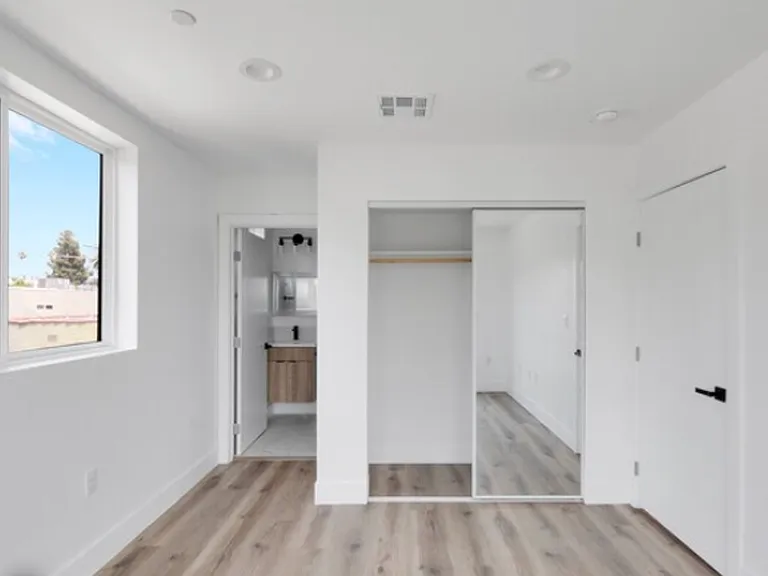1146 N Sycamore Ave — Photo 8