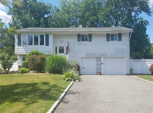 105 Jordan St, Bay Shore, NY 11706