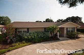Front of house faces South - Nice lawn : Circle drive with edge pavers, beautiful shrubery, insulate