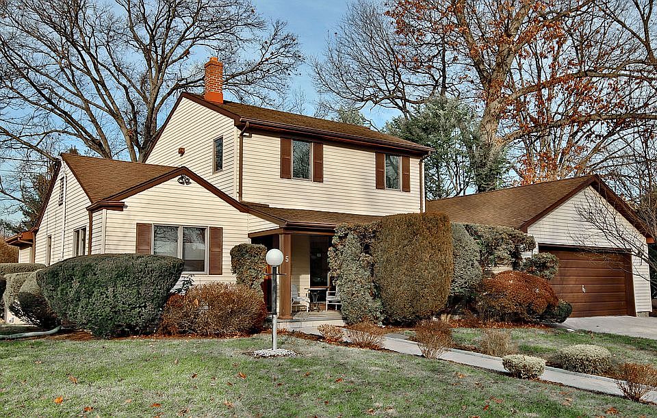 1st image of 5 Harlow Cres #1X