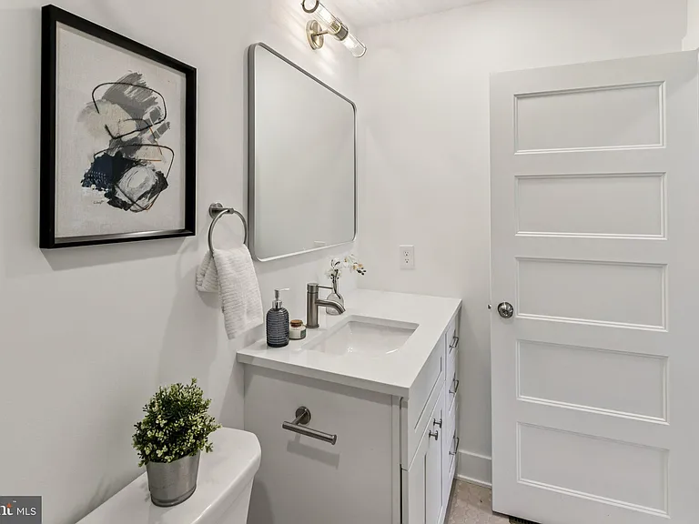 732 Harry St — Photo 33