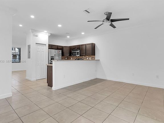 5th image of 3202 SE 6th St