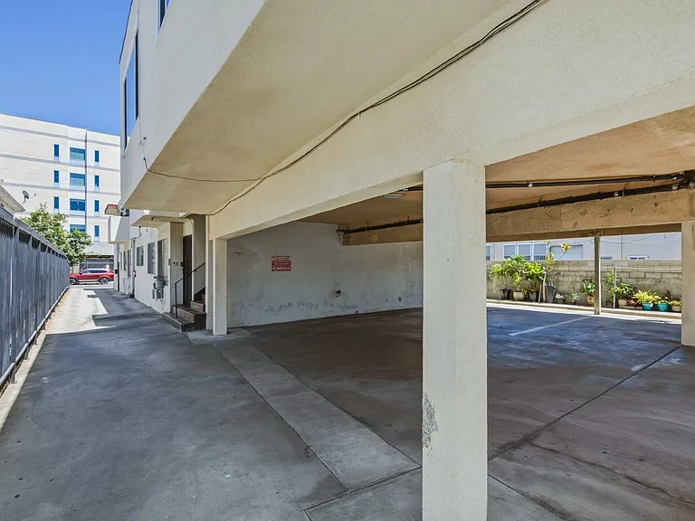 Lillian Way Apartments — Photo 20