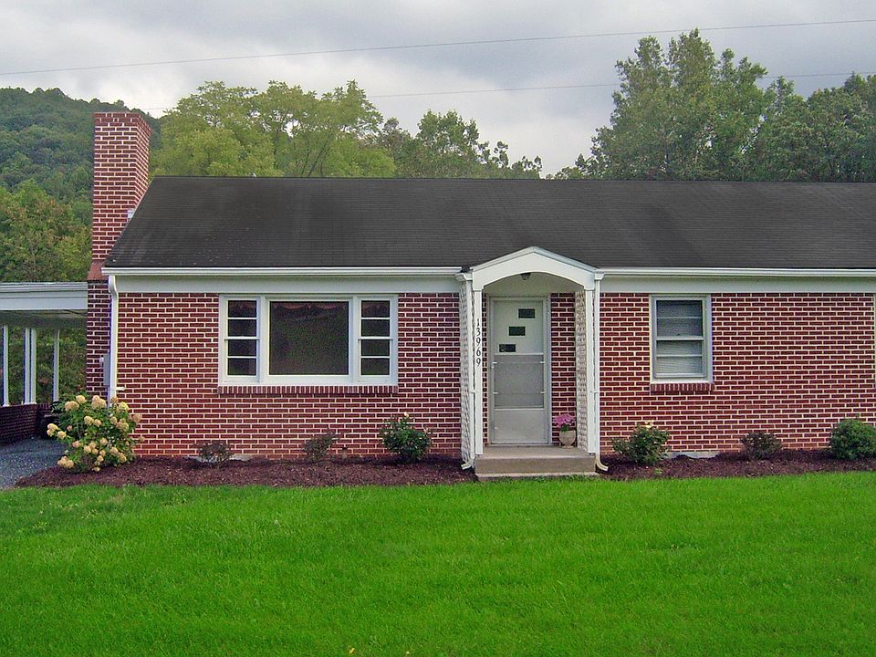 Large yard in front of house