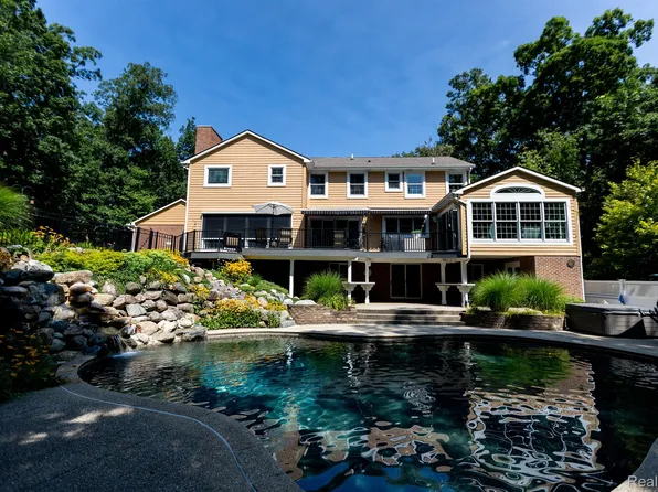 5495 Walnut Hills Dr, Brighton, MI 48116