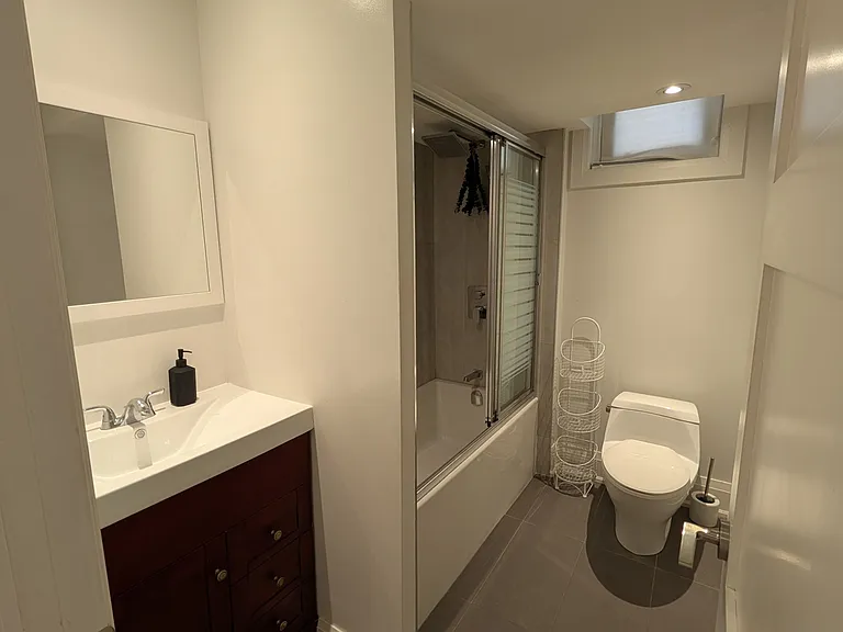 1036 Dovercourt Rd #LOWER — Photo 13
