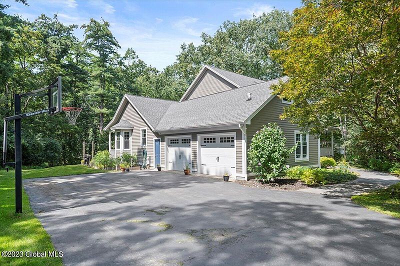 3rd image of 33 Swift Road