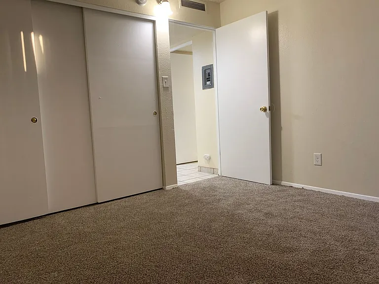 Large Quiet Two Bedroom — Photo 13