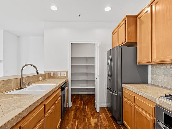 4th image of 180 Johnson Street