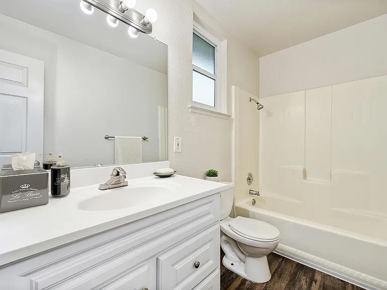 Briggsmore Apartments — Photo 11