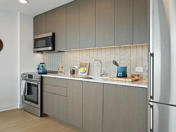 4th image of 18 6th Ave APT 3111