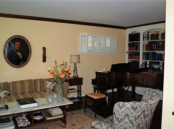3rd image of 1104 Oaklawn Dr