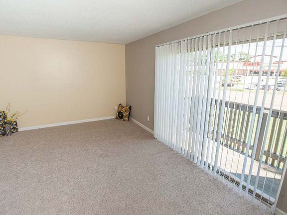 5th image of 842 N Parkway APT E10