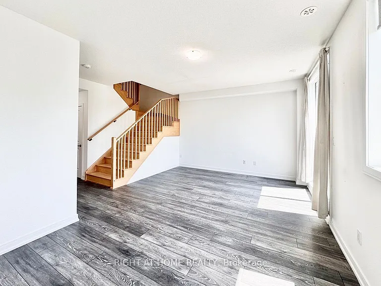 16 Blue Forest Cres — Photo 8