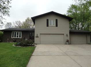 8425 Pine Island Dr, Crown Point, IN 46307