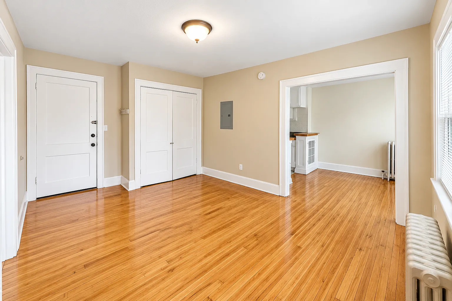 Studio, $949 — Photo 1