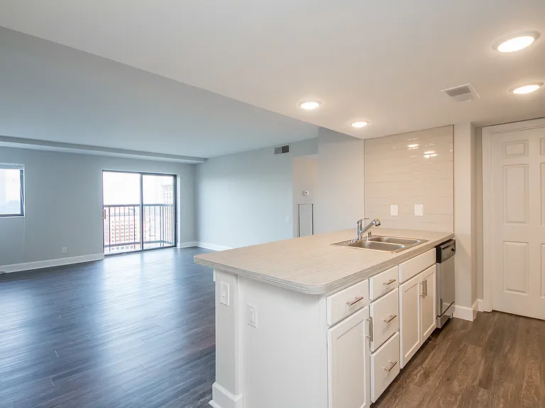 Park Plaza Apartments — Photo 21